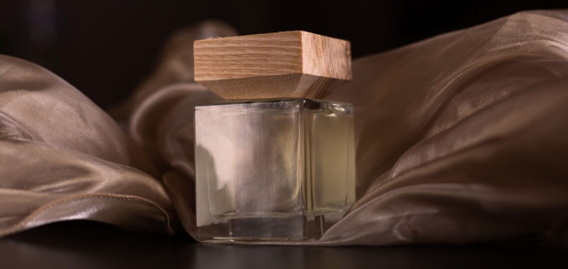 Flakonik perfum na tle apaszki
