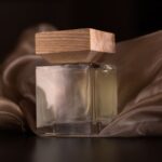 Flakonik perfum na tle apaszki