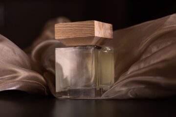 Flakonik perfum na tle apaszki