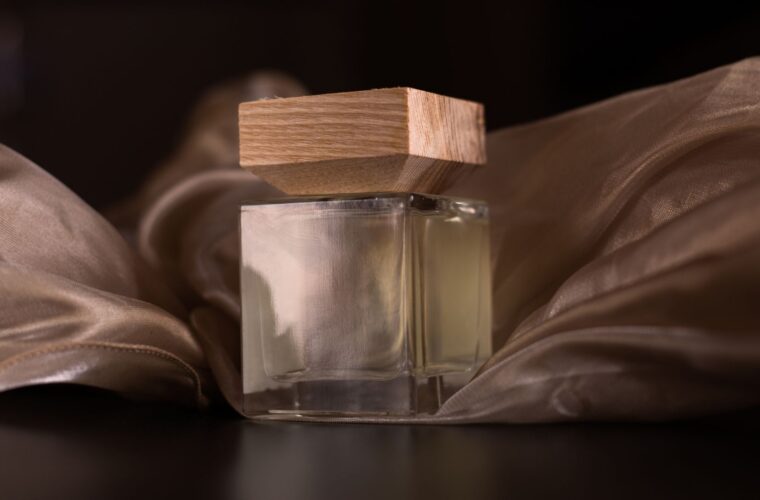 Flakonik perfum na tle apaszki